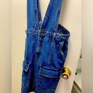 H&M ladies jean skirt w pockets and overalls size 6